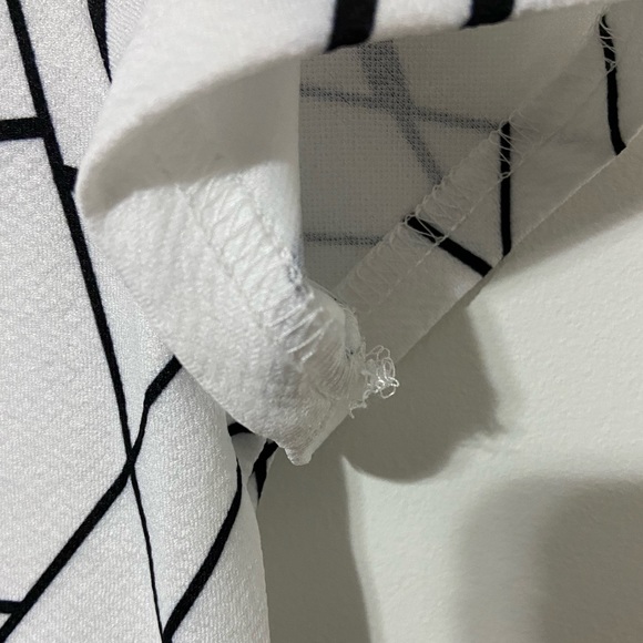 SHEIN White crop t-shirt with Black Geometric design (Youth 11-12) - Picture 4 of 4